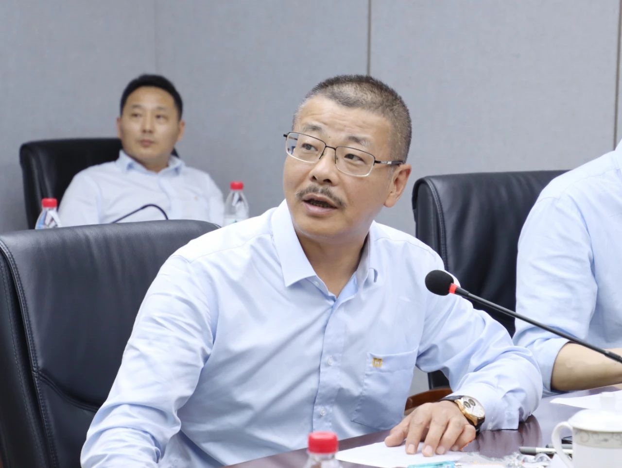 海南(nan)矿业學(xué)习贯彻海南(nan)省委(wei)八届四次全会精(jīng)神 推動(dòng)高(gao)質(zhi)量髮(fa)展(zhan)2_副本(ben)_副本(ben).jpg