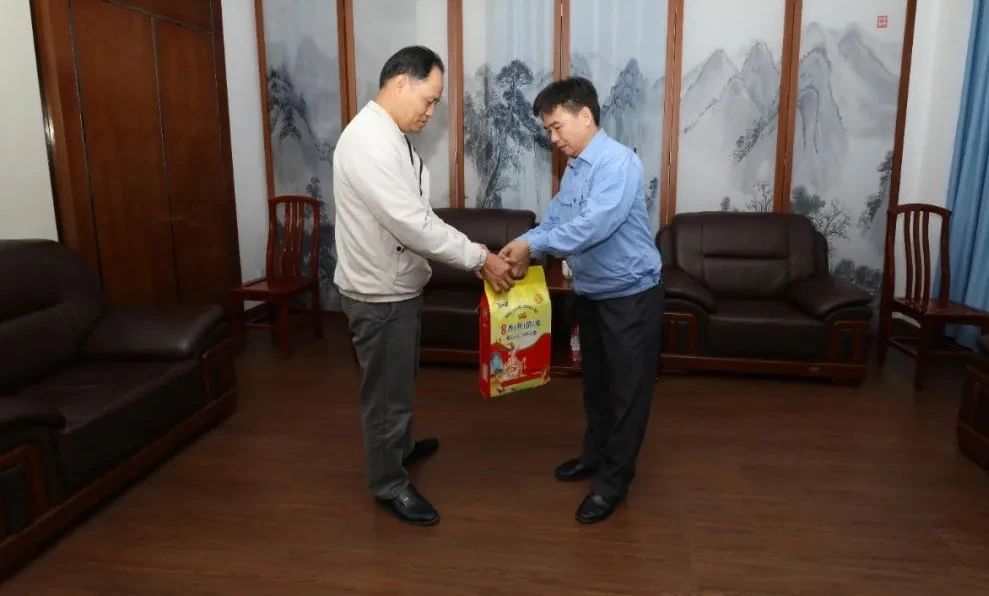 1705652659930442.jpg 海南(nan)省总工(gong)会到(dao)海南(nan)矿业开展(zhan)新(xin)春慰问2.jpg