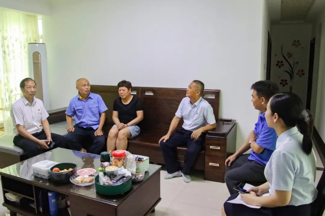 海南(nan)矿业党委(wei)开展(zhan)“七一(yi)”走(zou)访慰问活動(dòng)2.jpg