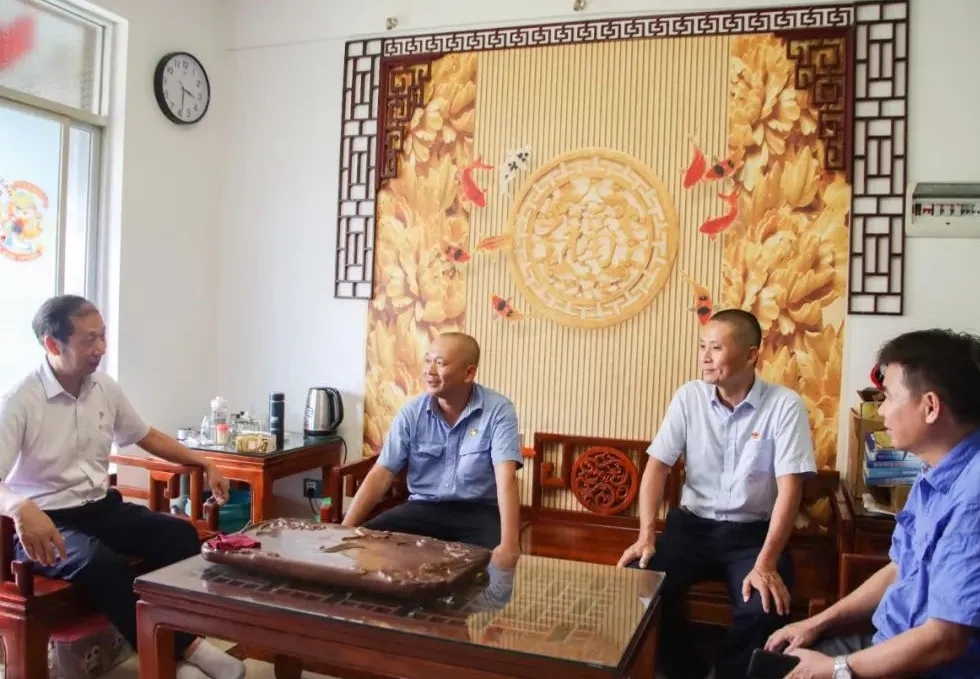 1719826959399349.jpg 海南(nan)矿业党委(wei)开展(zhan)“七一(yi)”走(zou)访慰问活動(dòng)3.jpg