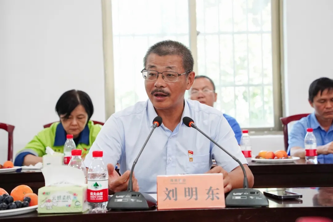 海南(nan)矿业召开“七一(yi)”座谈会2.jpg