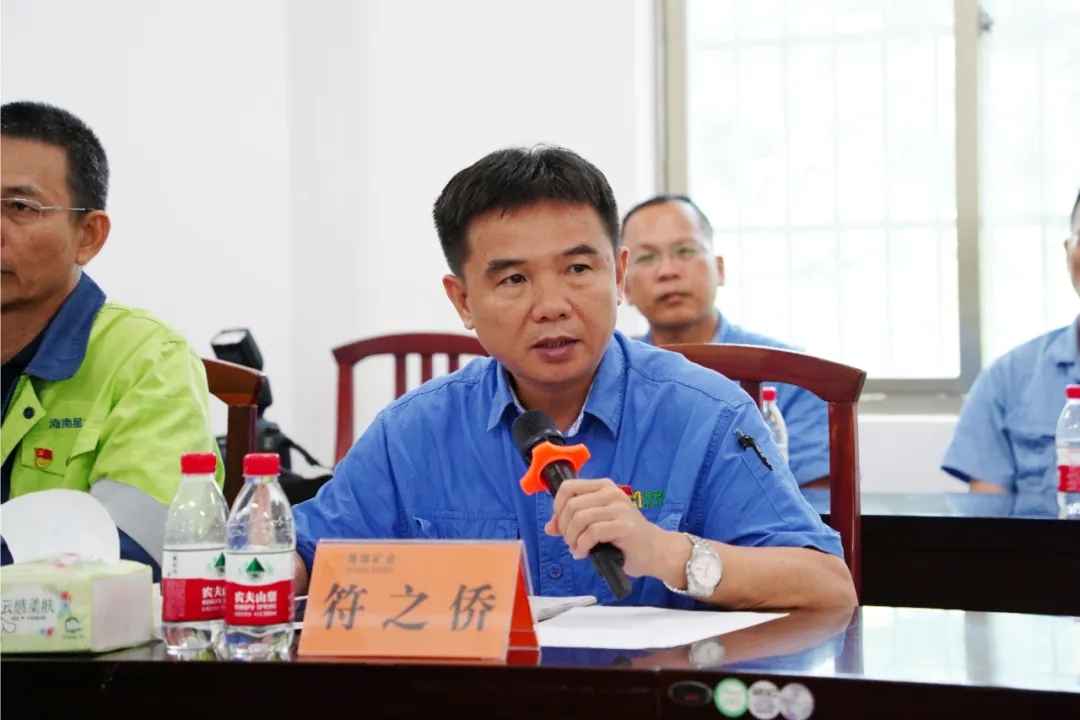 海南(nan)矿业召开“七一(yi)”座谈会9.jpg