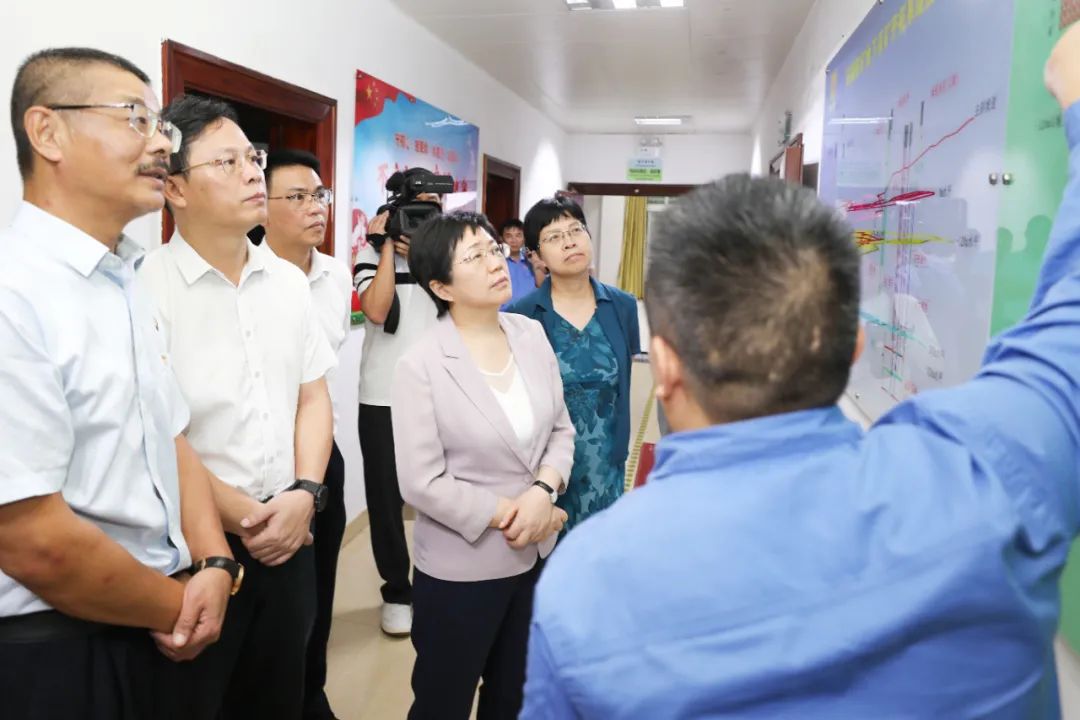海南(nan)省委(wei)常委(wei)苗延紅(hong)到(dao)海南(nan)矿业调研
