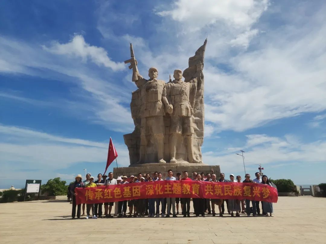 兴诗村党員(yuan)村民(mín)代(dai)表参观石碌铁矿