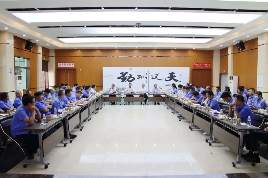 海南(nan)矿业召开“七一(yi)”座谈会 忆党史感党恩話(hua)髮(fa)展(zhan)