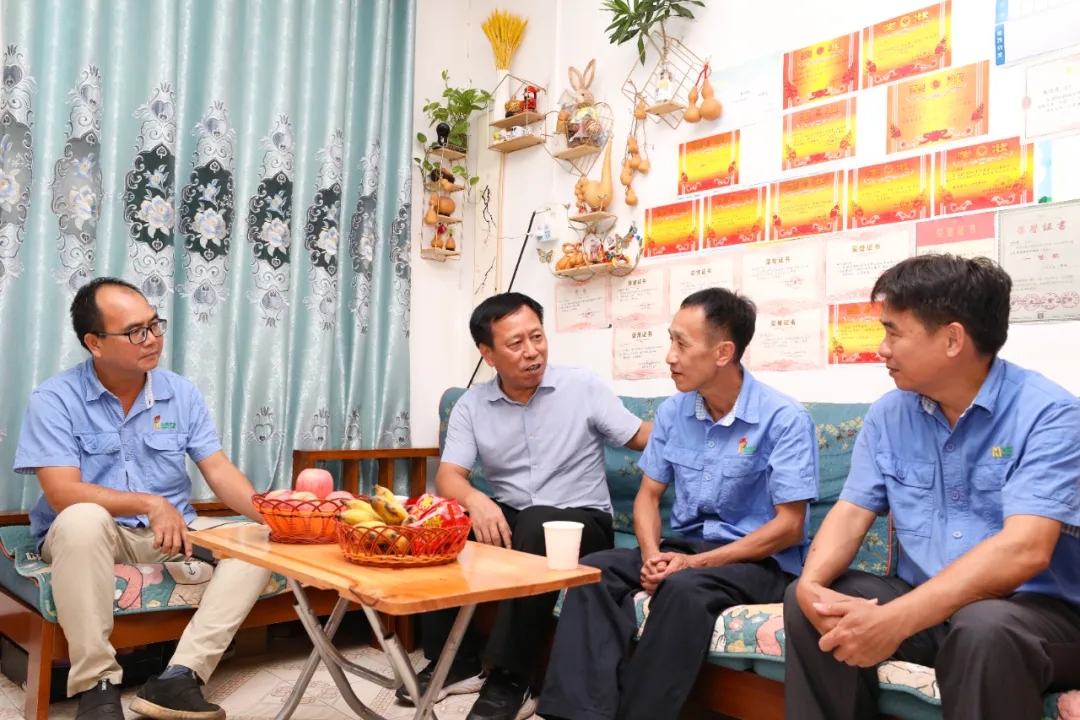 海南(nan)省总工(gong)会到(dao)海南(nan)矿业走(zou)访慰问全國(guo)劳模朱平