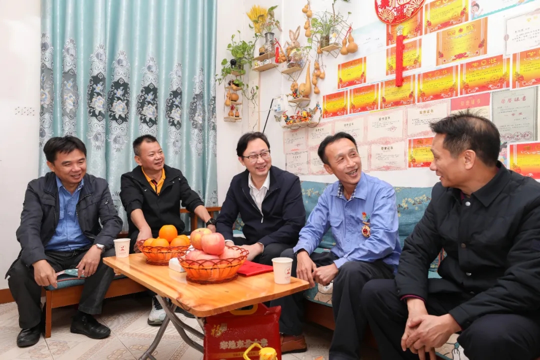 海南(nan)省总工(gong)会副主(zhu)席陈波(bo)走(zou)访慰问海南(nan)矿业員(yuan)工(gong)