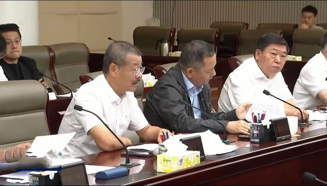 刘明东应邀参加(jia)海南(nan)省政府与商(shang)会座谈会
