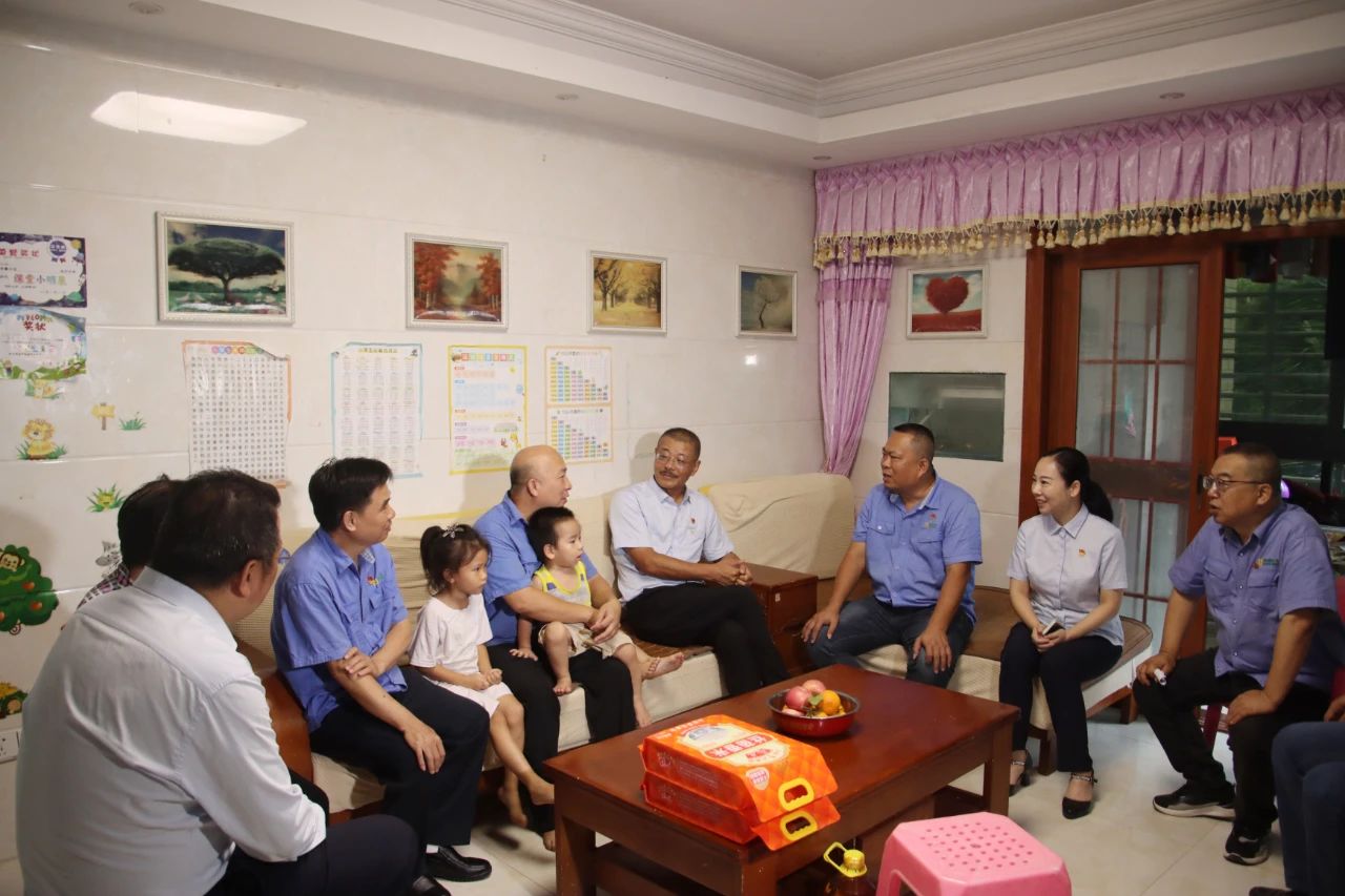 海南(nan)矿业党委(wei)开展(zhan)“七一(yi)”走(zou)访慰问活動(dòng)